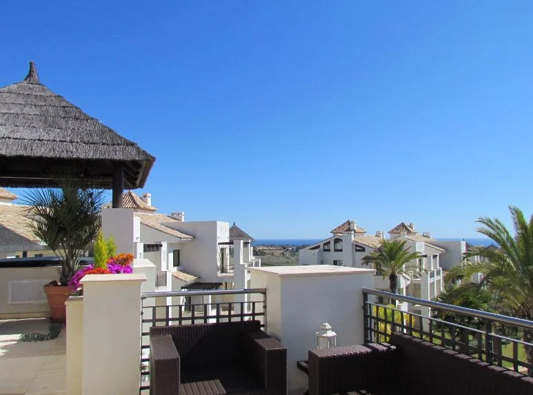 Located on the New Golden Mile between San Pedro Alcántara and Estepona